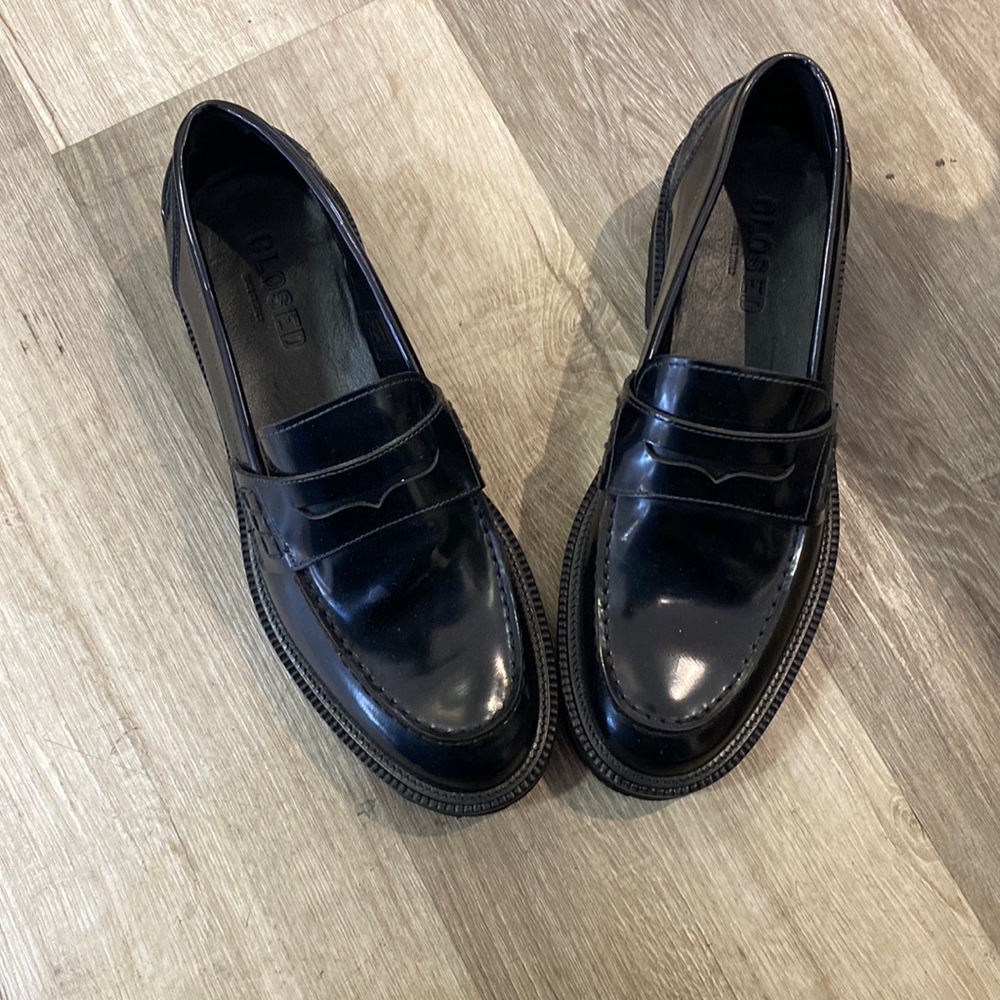 Closed shoes